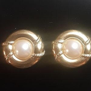 c1980 RICHELIEU FAUX PEARL CABOCHON EARRINGS clippers